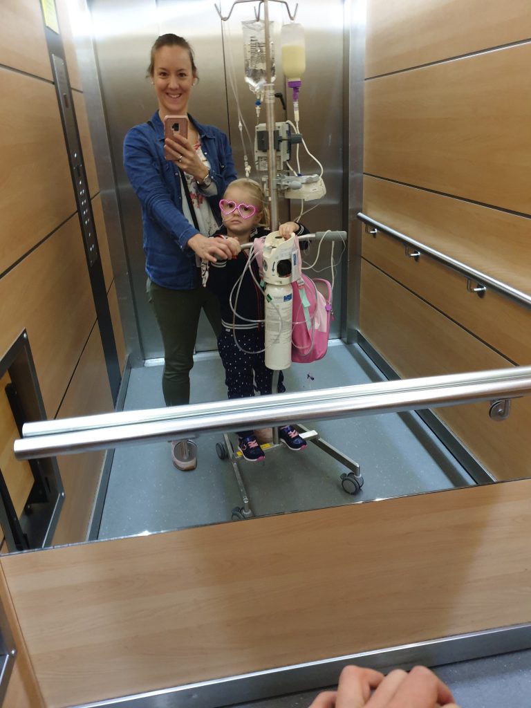 Nina en Lisette In de lift